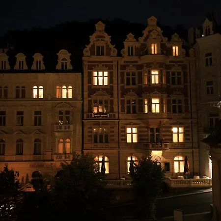 Ester מלון קרלובי וארי