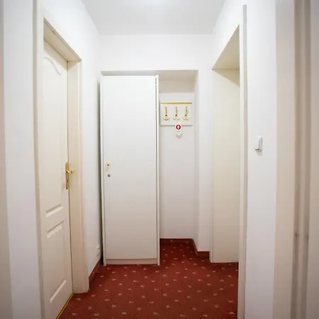 Отель Ester