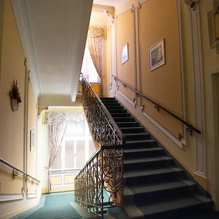 Ester מלון קרלובי וארי